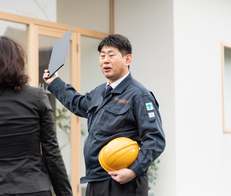 会館の説明をする担当者の写真