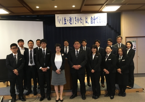 金子稚子さんと葬儀社さんとの記念撮影